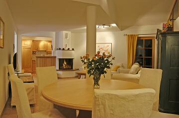 Blick zum Kamin und zur K�che