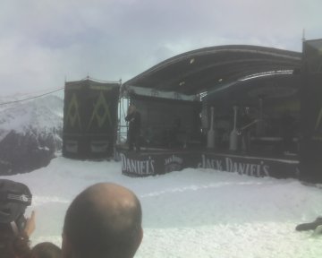 Wahnsinniges Konzert mit einem extra-aktiven Alt-Rocker