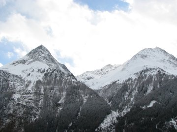 Aussicht vom Haus auf die umliegenden Berge