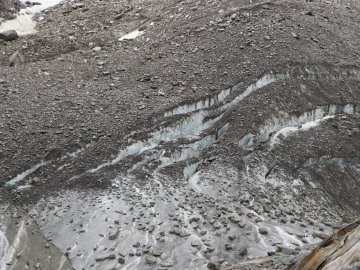 Dick mit Ger&ouml;ll bedekter Gletscher mit Gletscherspalten