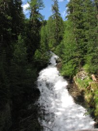 H&uuml;bscher Wasserfall am Wegesrand