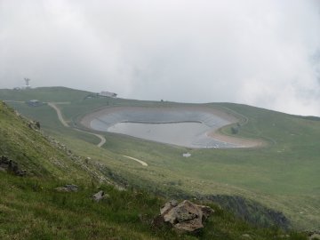 R&uuml;ckhaltebecken f&uuml;r Kunstschnee im Winter