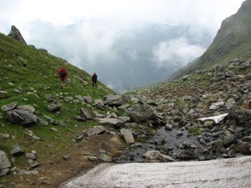 Steiler Abstieg &uuml;ber mehr als 200 H&ouml;henmeter
