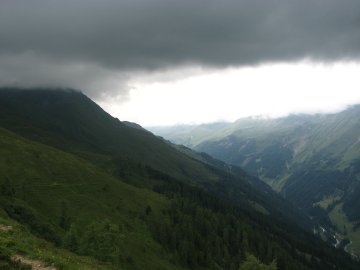 Mehr Wolken und mehr Landschaft