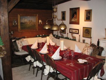 Grosser Esstisch und oberer Kachelofen