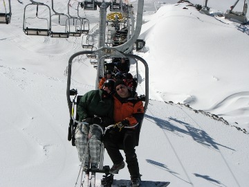 Sonja und Markus gem&uuml;tlich auf dem langsamen Sessellift