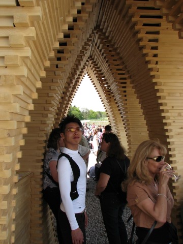 Donny im roboter-gefertigten Haus