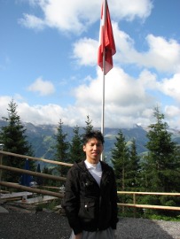 Donny vor dem Laubb&auml;rgli