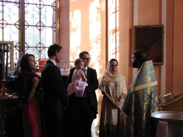 Madalina mit den Eltern und den Paten