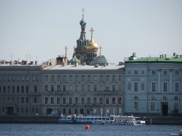 Im Hintergrund: Die Erl&ouml;serkirche