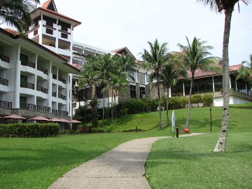 Blick auf die Hotelanlage von der Wiese / Pool her