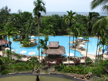 Blick von der Lobby auf den Haupt-Pool