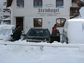 Sonja und Markus vor dem Landhaus Steinkogel