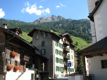 Stattliche Häuser in Vals